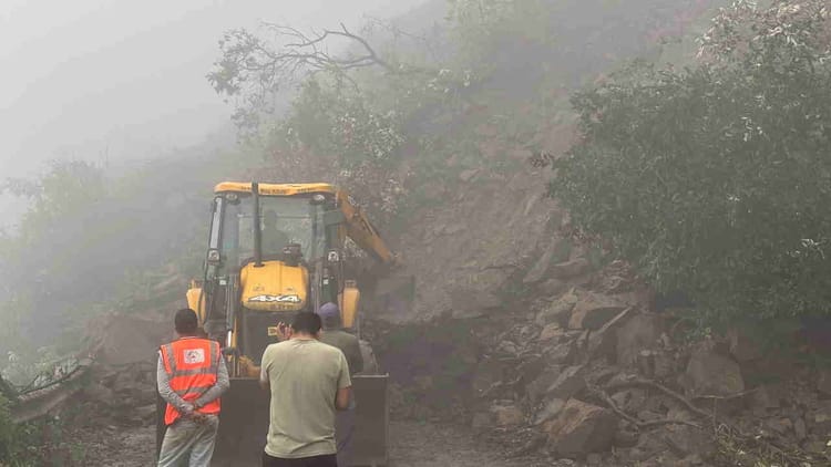 Uttarakhand: ऋषिकेश गंगोत्री हाईवे के पास नरेंद्रनगर बगड़धार में भूस्खलन, यमुनोत्री हाईवे भी 20 दिन से बंद