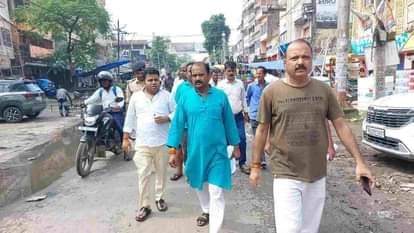 विरोध में सड़क पर उतरे व्यापारी।