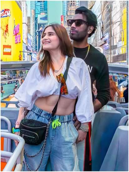 आरती सिंह अपने पति के साथ