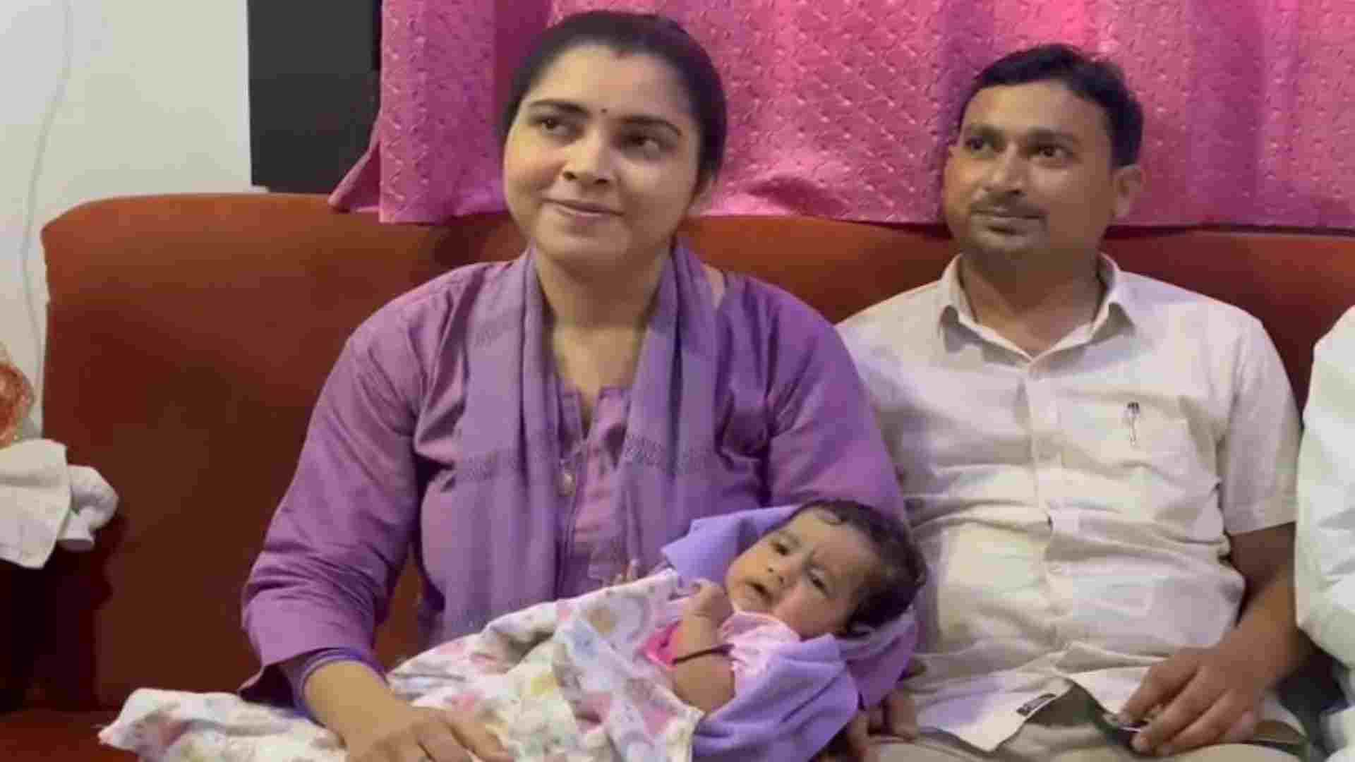 अपने पति और बच्ची के साथ वर्षा पटेल।