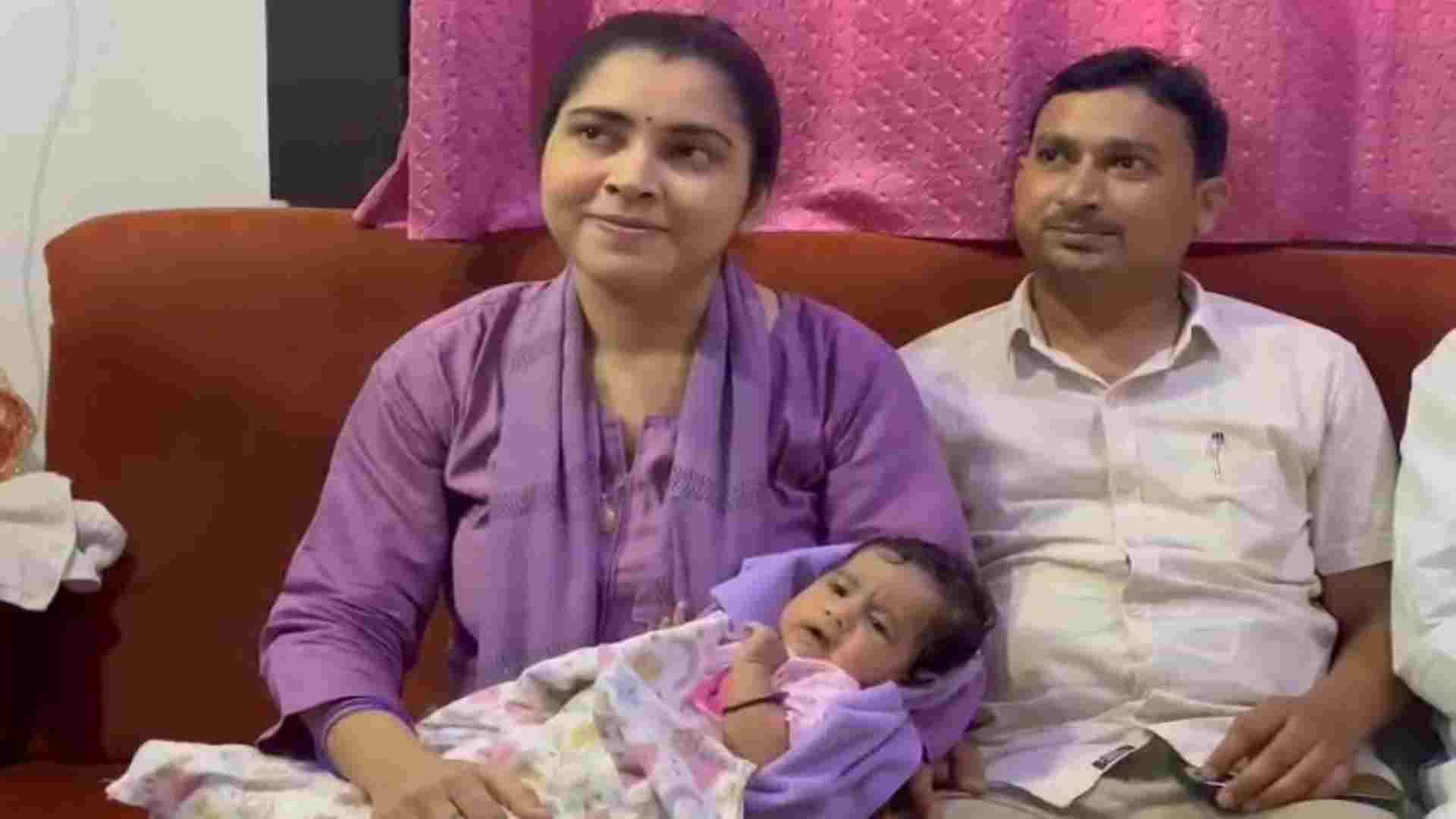 अपने पति और बच्ची के साथ वर्षा पटेल।