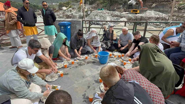 Badrinath: ब्रह्मकपाल में तर्पण करने बड़ी संख्या में पहुंच रहे विदेशी श्रद्धालु, जानें यहां का विशेष महत्व