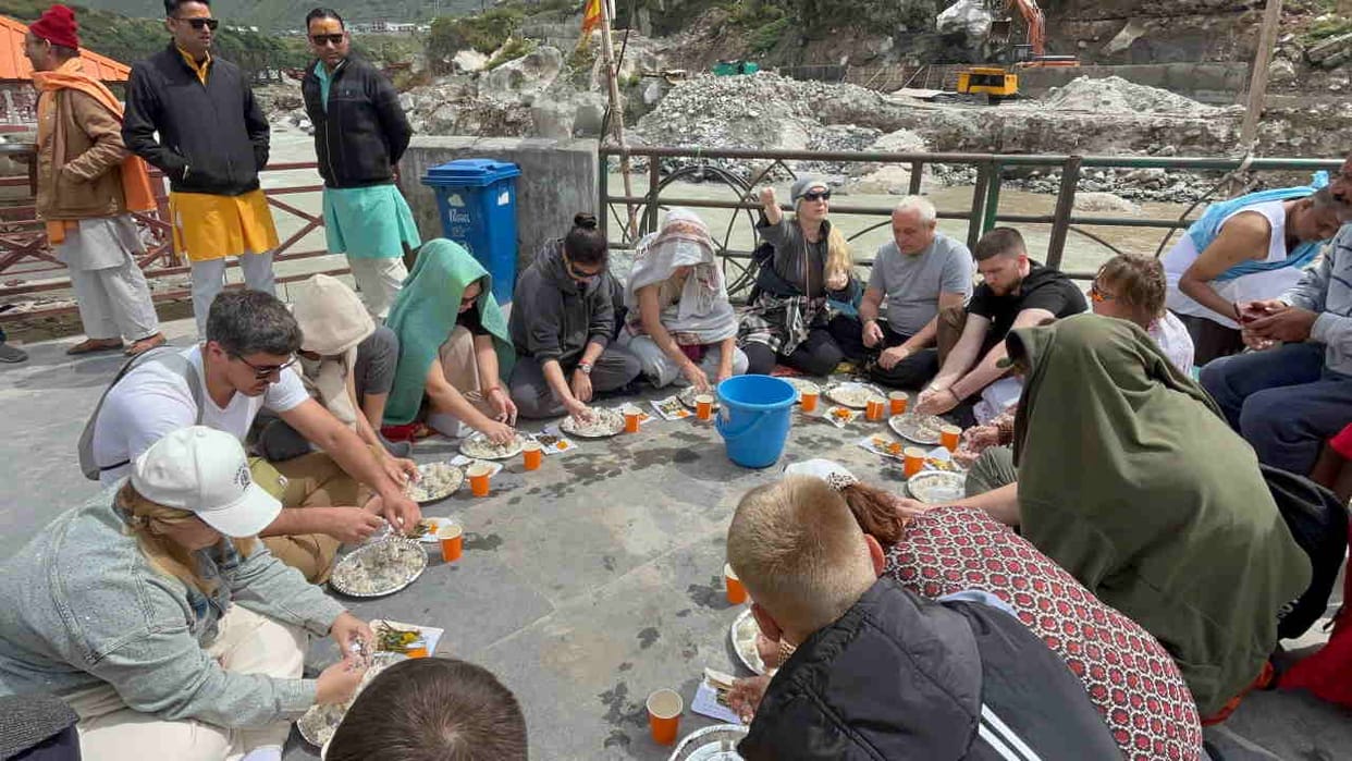 Foreign devotees arriving to perform tarpan at Brahmakapal Badrinath Uttarakhand news in hindi