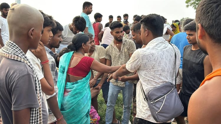 Bihar News : बाढ़ में दीवार गिरने से महिला की मौत, कई लोग घायल; कटाव से दर्जनभर से अधिक घर नदी में समा गए