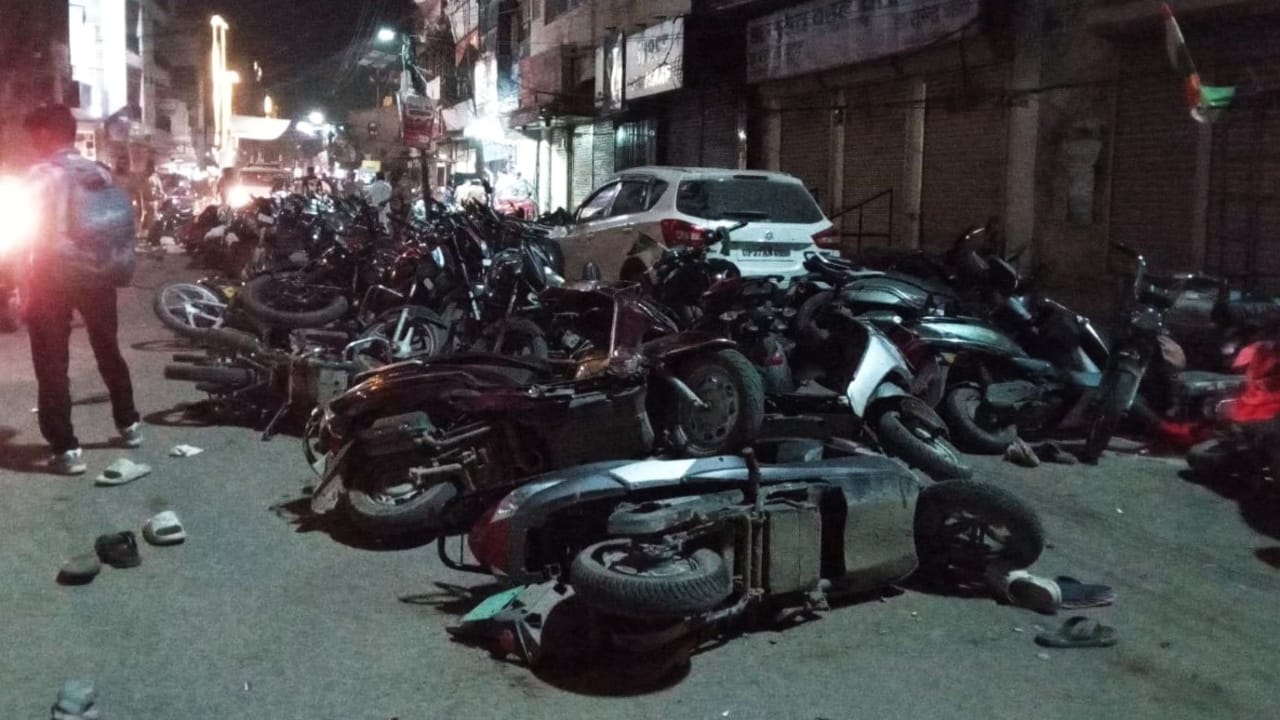 Thousands of people came out on the road create ruckus in Shahjahanpur
