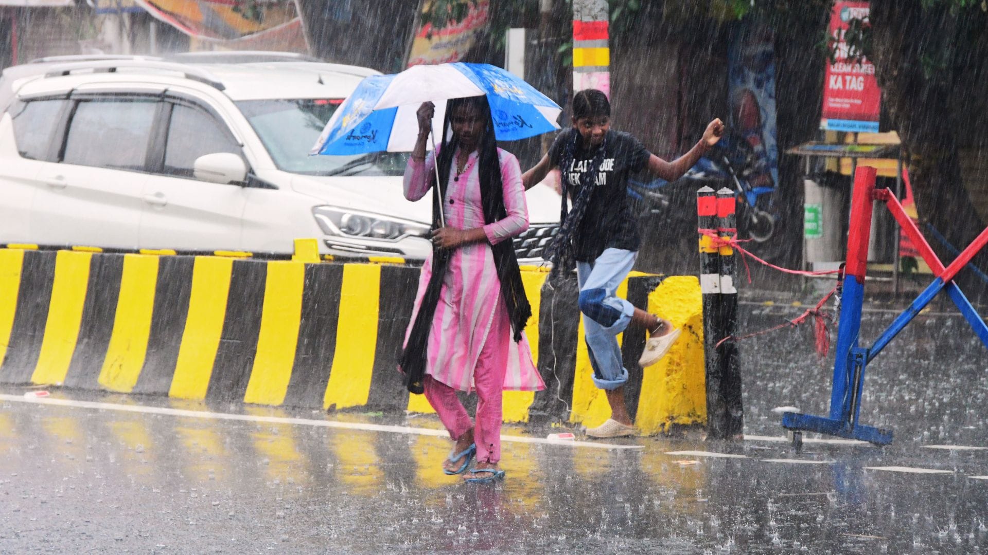 20 mm rain in Varanasi in one hour four feet water filled on Godaulia road three km away remained dry
