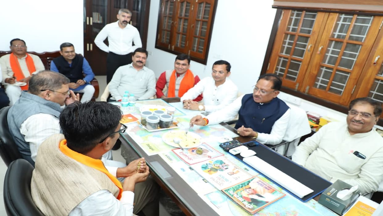 CM vishnudeo Sai ate Chana-Murra party with BJP leaders in BJP office raipur cg