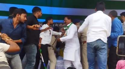 एनडीए कार्यकर्ता सम्मेलन में हंगामा