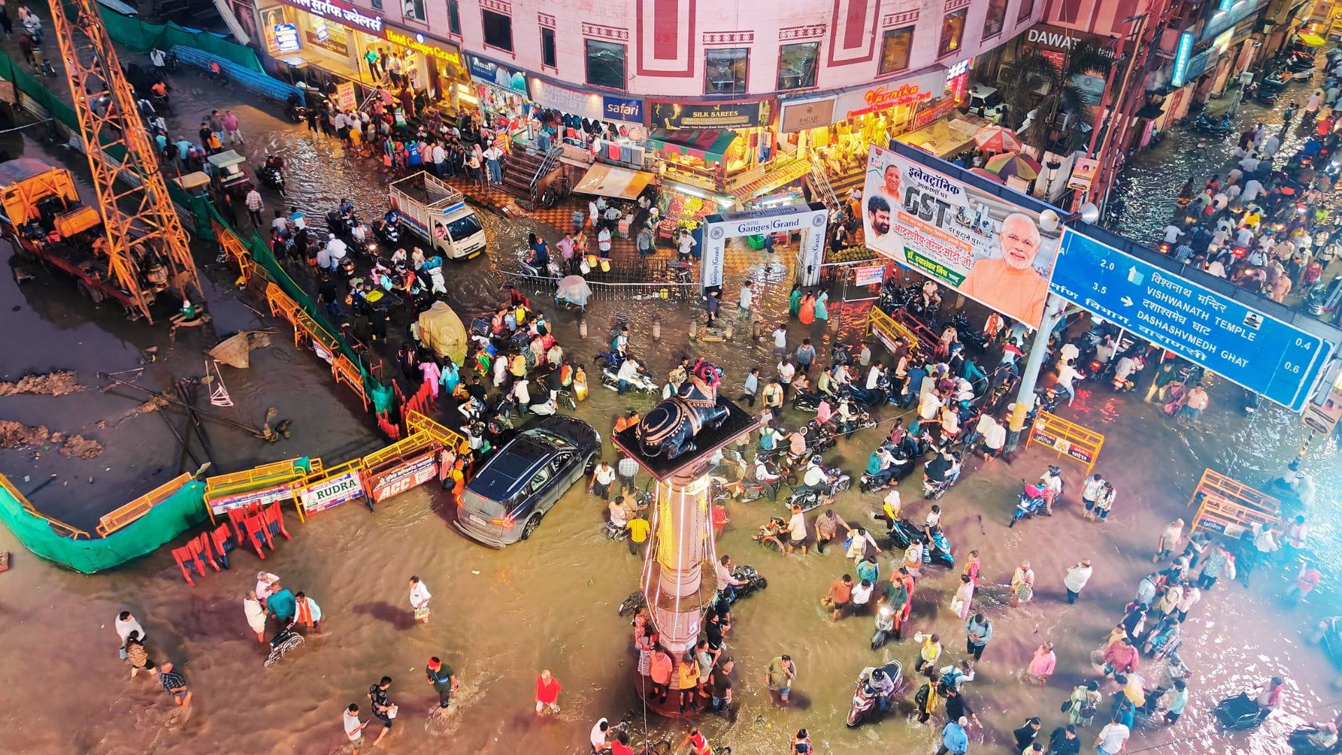 20 mm rain in Varanasi in one hour four feet water filled on Godaulia road three km away remained dry