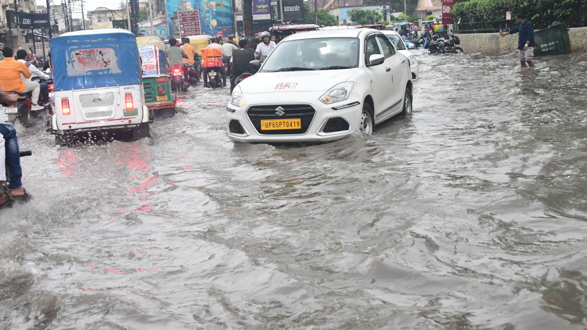 20 mm rain in Varanasi in one hour four feet water filled on Godaulia road three km away remained dry