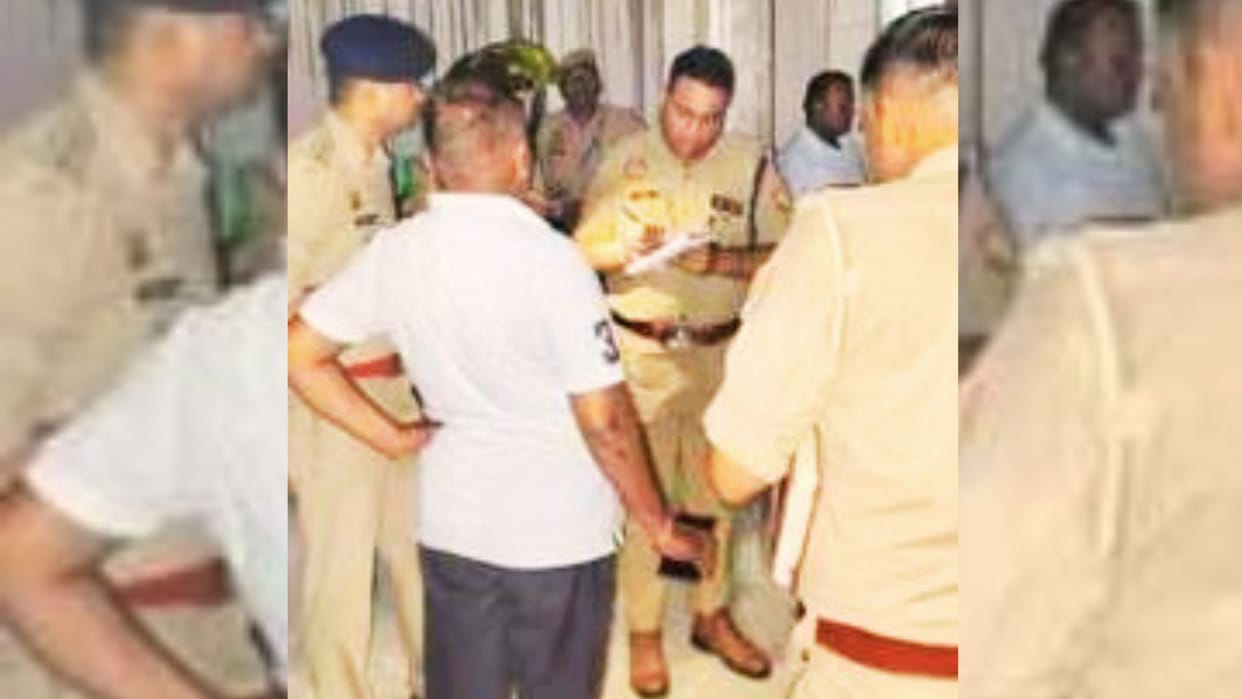 Varanasi News History sheeter was shot due to enmity two teams formed for arrest 11 cases are registered