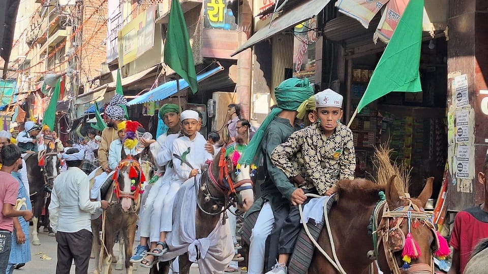 Crowds gathered in procession of Muhammad
