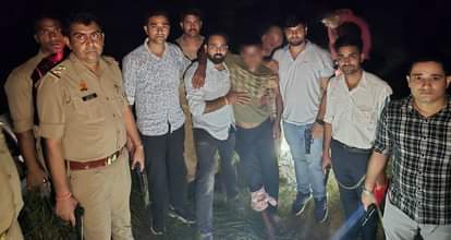 मुठभेड़ के दौरान गोली से घायल हुए बदमाश को ले जाती पुलिस
