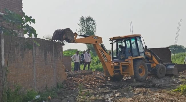 Kanpur Bulldozers run on illegal encroachments on Chak Marg SDM and revenue team got construction demolished