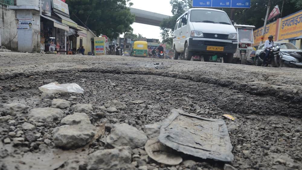 Kanpur Potholes on 1092 KM roads during rain Patchwork done from 15th estimate of 1748 crores ready for repair