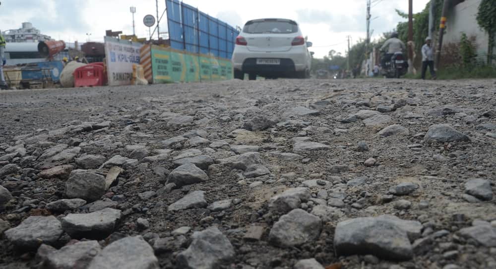 Kanpur Potholes on 1092 KM roads during rain Patchwork done from 15th estimate of 1748 crores ready for repair