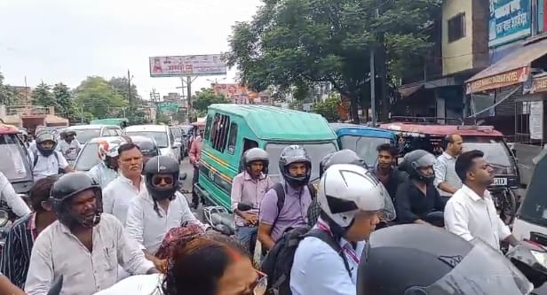Kanpur Jam on Naveen Gangapul and Pony Road two ambulances stuck queues of vehicles pedestrians worried