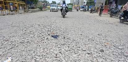 दादा नगर पुल उतरते ही जर्जर सड़क पर फैली गिट्टी