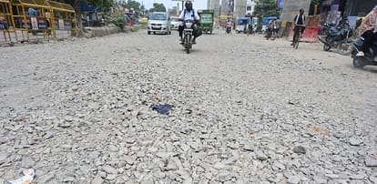 दादा नगर पुल उतरते ही जर्जर सड़क पर फैली गिट्टी
