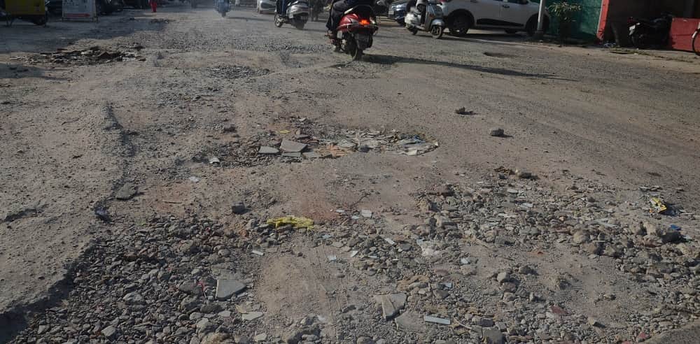 जर्जर सड़क