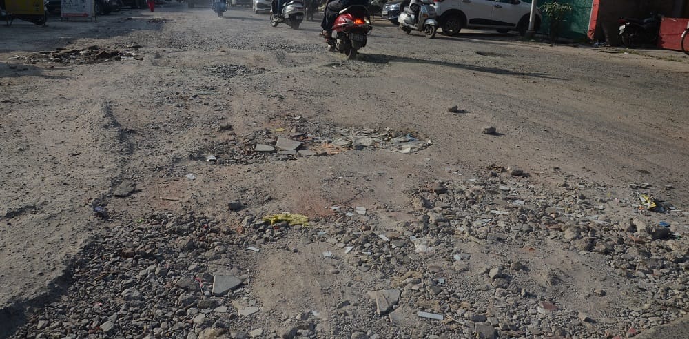 Kanpur Potholes on 1092 KM roads during rain Patchwork done from 15th estimate of 1748 crores ready for repair