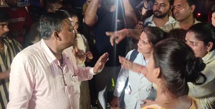 यात्रियों से वार्ता करते परिवहन विभाग के अधिकारी।