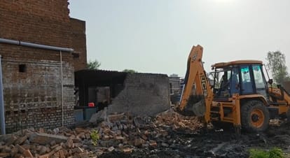 Kanpur Bulldozers run on illegal encroachments on Chak Marg SDM and revenue team got construction demolished