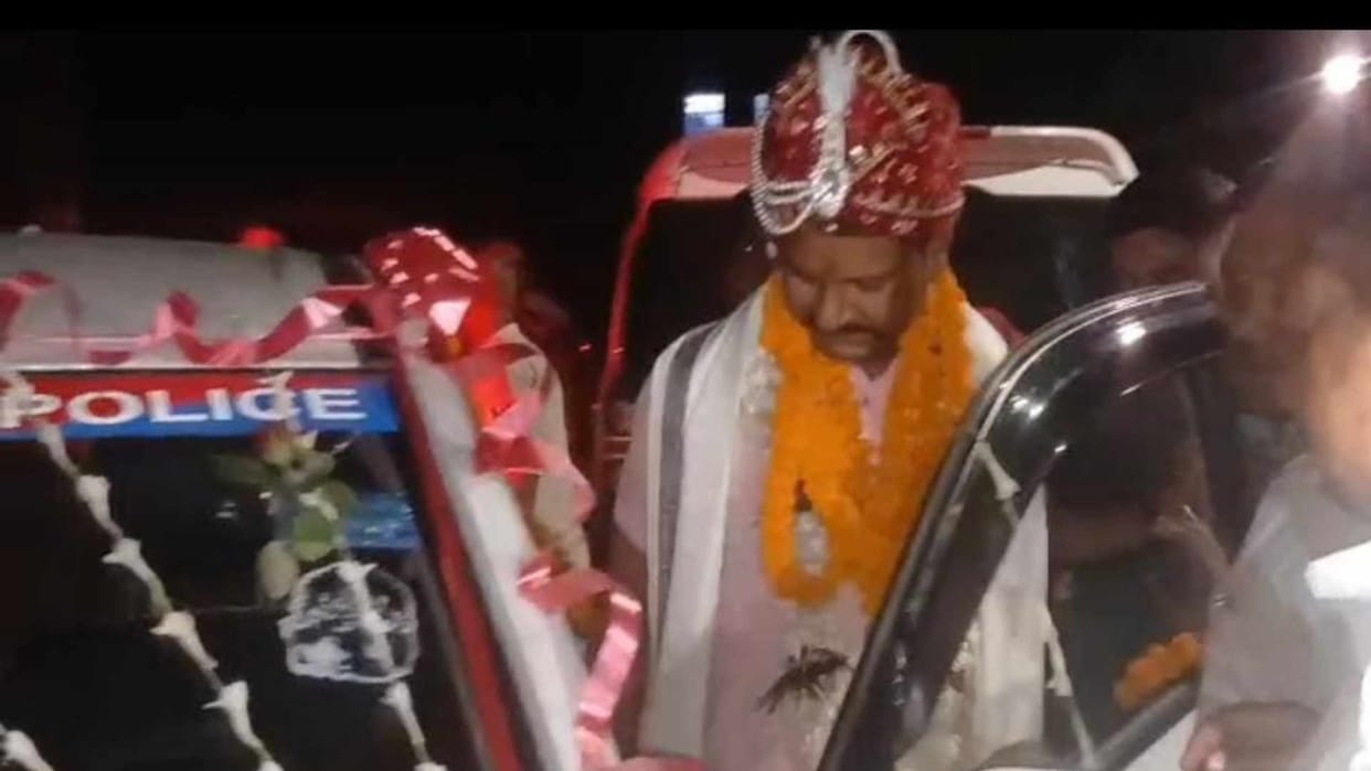 muzaffarpur thanedaar devvrat kumar farewell with flowers and band baja
