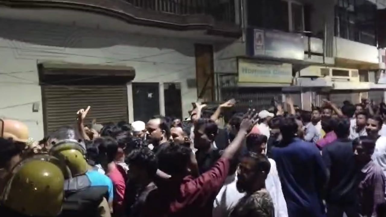 Thousands of people came out on the road create ruckus in Shahjahanpur