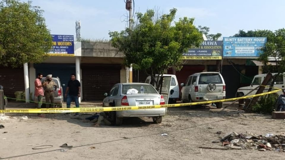 माैके पर जांच करते पुलिसकर्मी