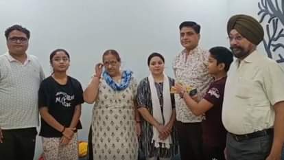 नेपाल से सकुशल लौटने के बाद मिठाई खिलाते घरवाले