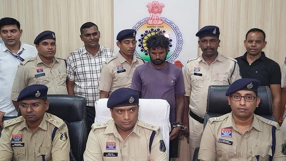 पुलिस की गिरफ्त में आरोपी