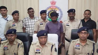 पुलिस की गिरफ्त में आरोपी