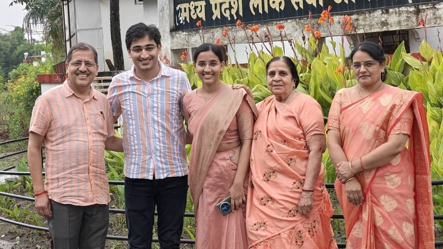 Indore News Harshita Dave MPPSC 2024 Girls topper Deputy Collector
