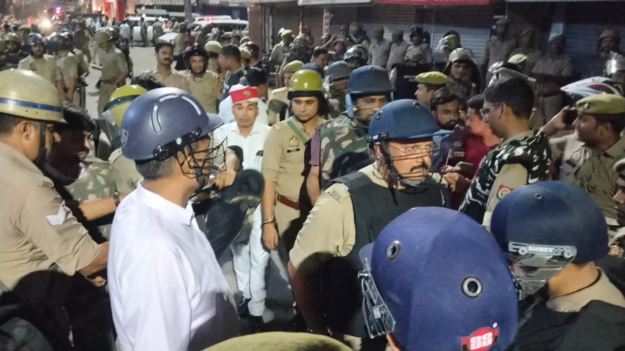 Thousands of people came out on the road create ruckus in Shahjahanpur