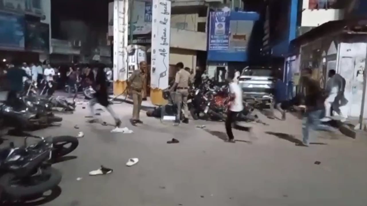 Thousands of people came out on the road create ruckus in Shahjahanpur