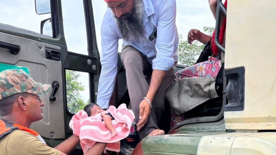 बाढ़ के दाैरान एक नवजात का रेस्क्यू