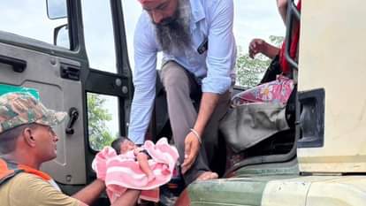 बाढ़ के दाैरान एक नवजात का रेस्क्यू