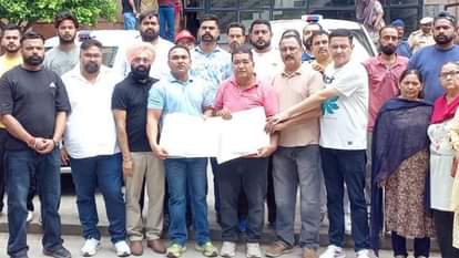 होशियारपुर में ज्ञापन साैंपने जाते लोग