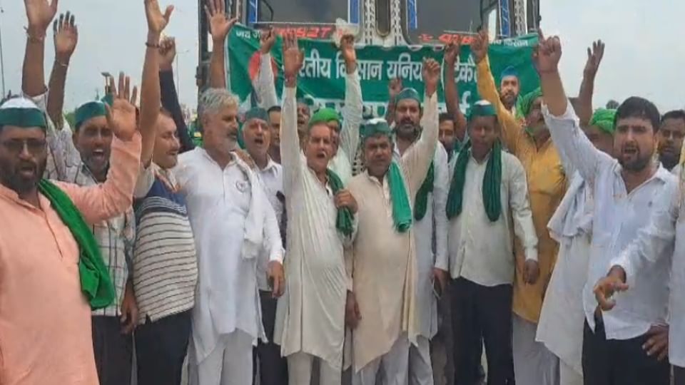 राहत सामग्री रवाना करते भाकियू कार्यकर्ता