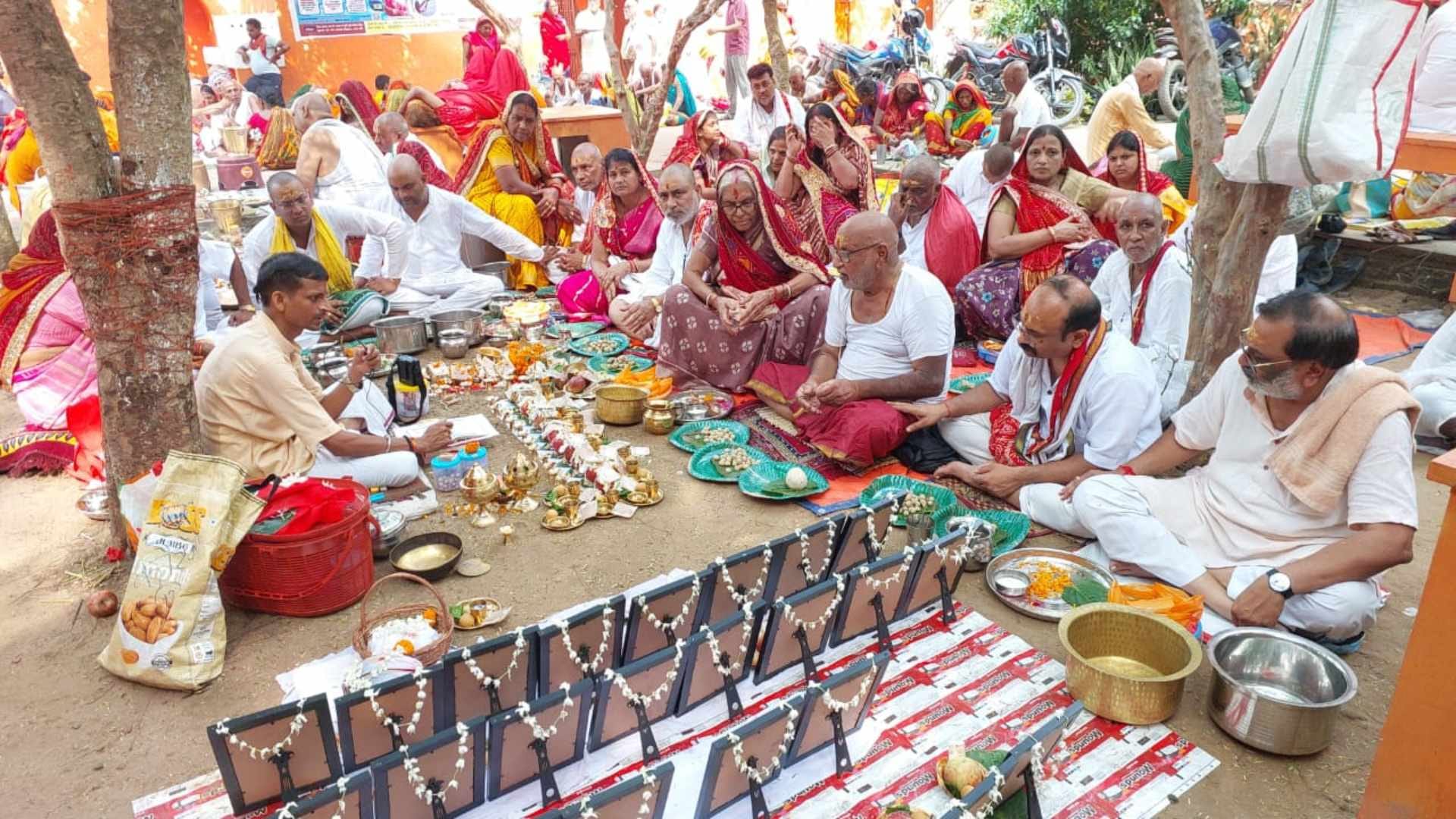 सोलह वेदी और विष्णुपद मंदिर में पितरों के लिए भारी भीड़