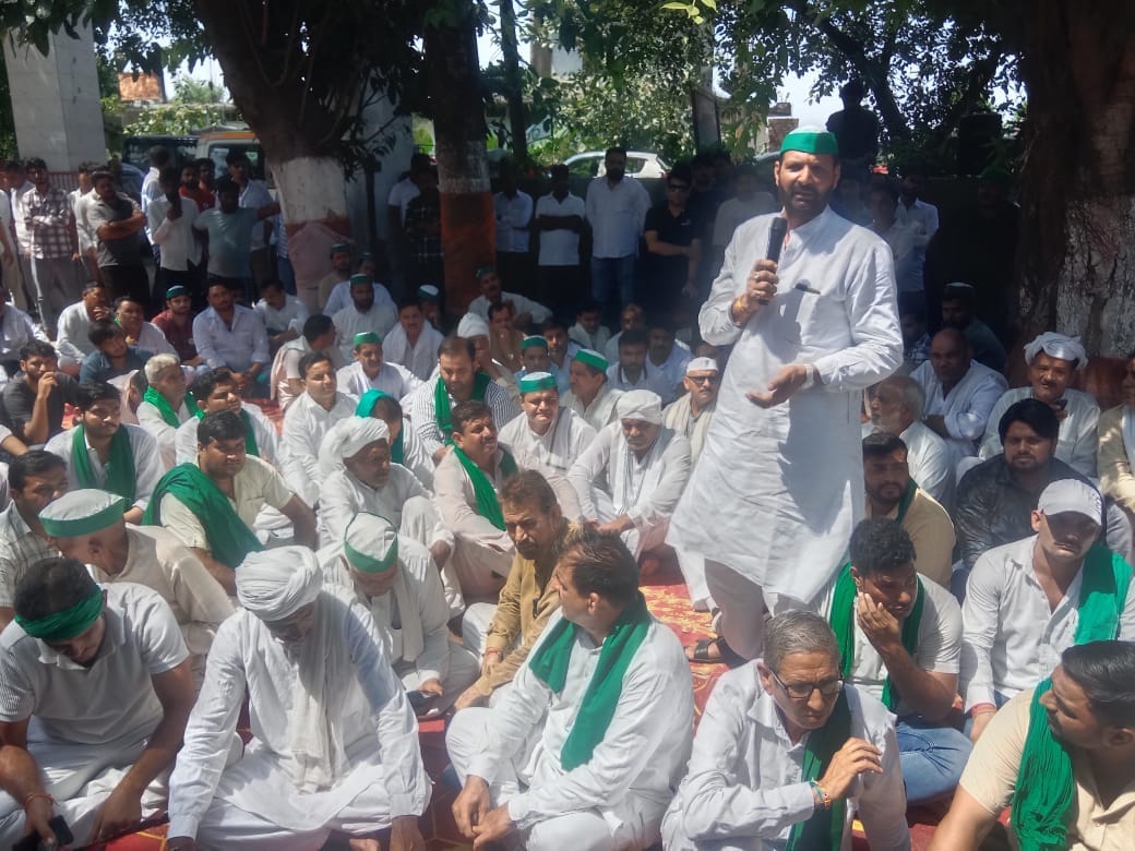 BKU protest at Adarsh Mandi Police Station in Shamli, SHO accused of misbehaving with complainants