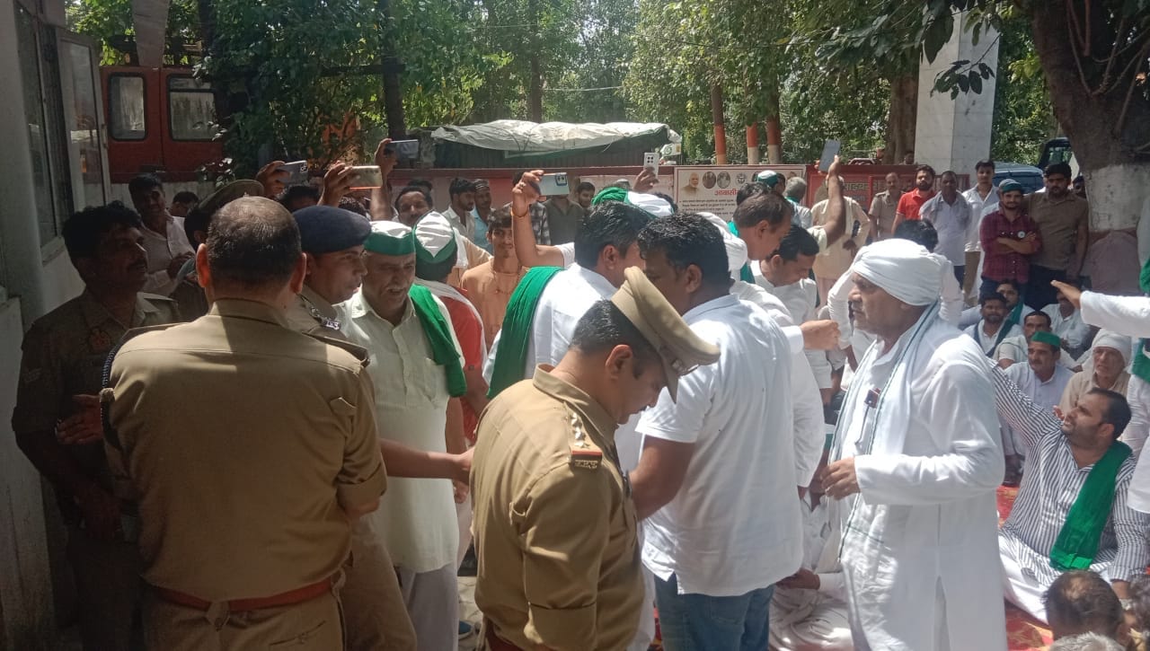 BKU protest at Adarsh Mandi Police Station in Shamli, SHO accused of misbehaving with complainants