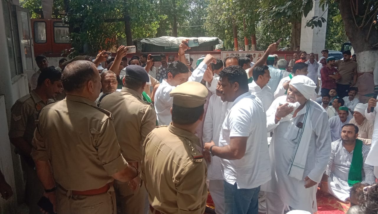 BKU protest at Adarsh Mandi Police Station in Shamli, SHO accused of misbehaving with complainants