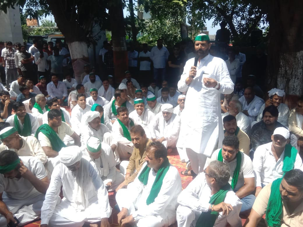 BKU protest at Adarsh Mandi Police Station in Shamli, SHO accused of misbehaving with complainants