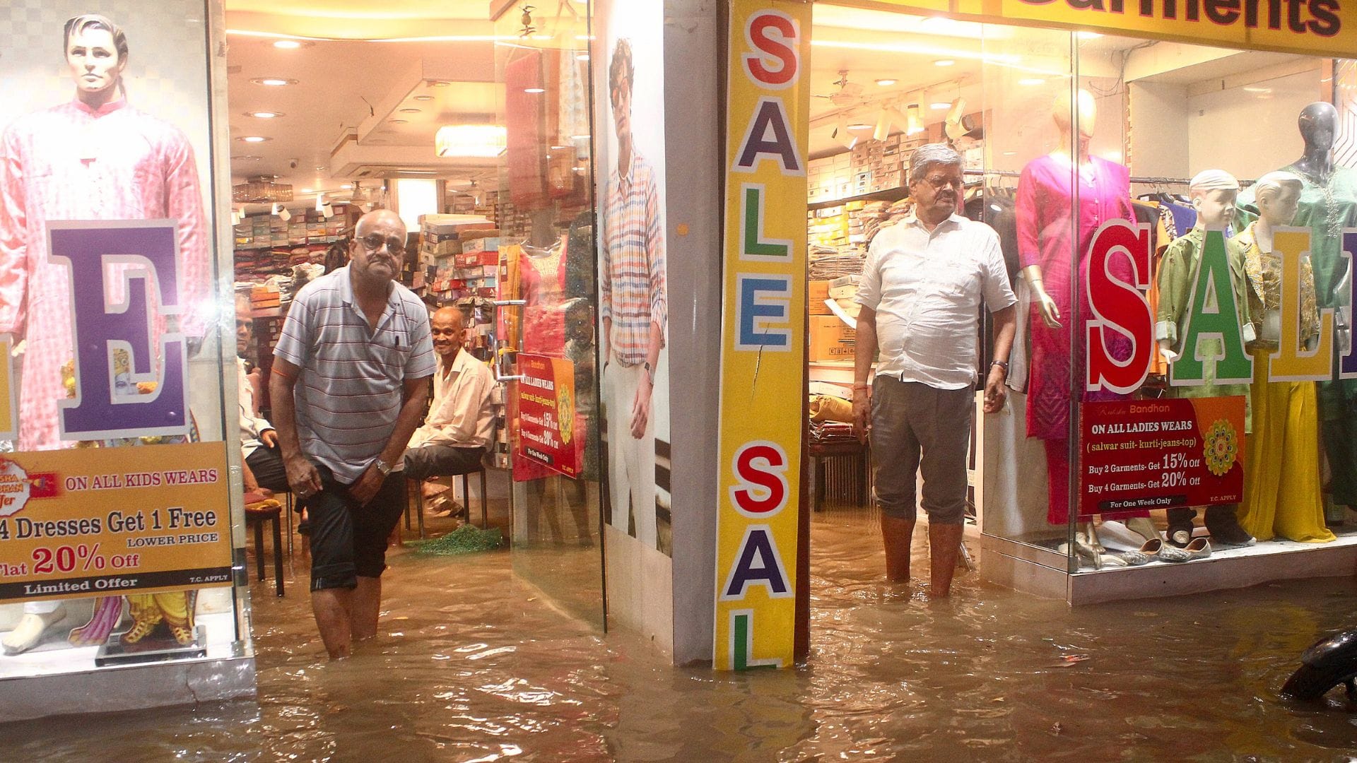 20 mm rain in Varanasi in one hour four feet water filled on Godaulia road three km away remained dry