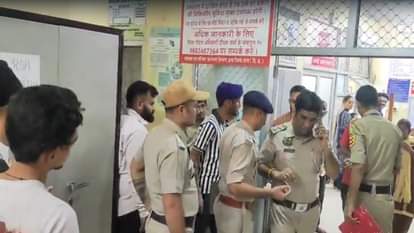 मामले की जांच करती पुलिस।