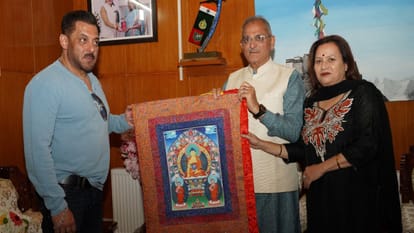 Salman Khan: 'बैटल ऑफ गलवां' की शूटिंग के बीच सलमान ने की लद्दाख के उपराज्यपाल से मुलाकात, मिला उपहार Salman Khan met with ladakh LG Kavinder Gupta at the Raj Niwas in Leh