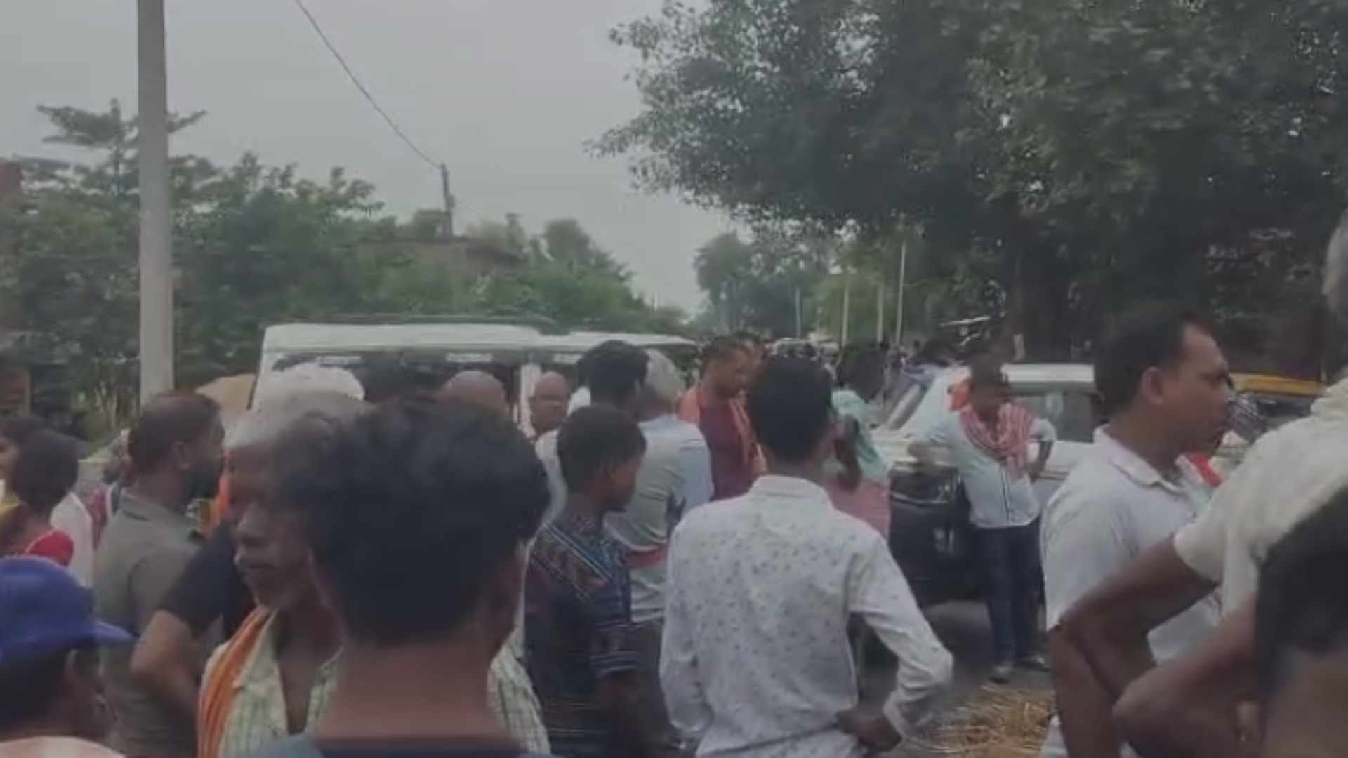 विरोध प्रदर्शन करते लोग