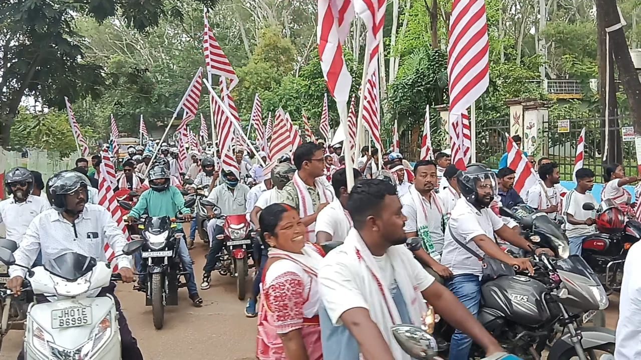 ‘आदिवासी अस्तित्व बचाओ’ बाइक रैली के दौरान का चित्र।